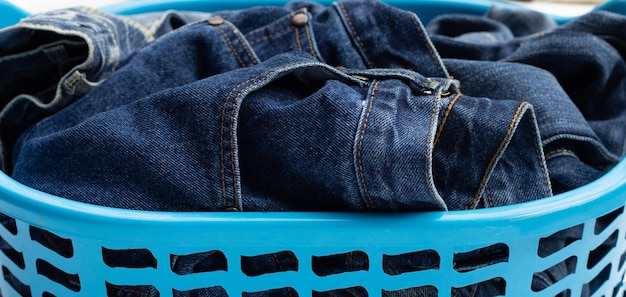 Jean bleu dans le panier à linge