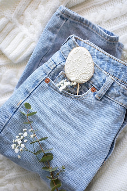 Un jean bleu avec une fleur sur le bas.