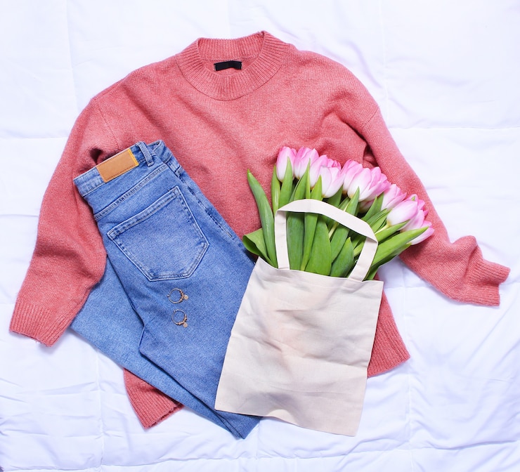 Photo jean bleu, pull rose et bouquet de tulipes roses