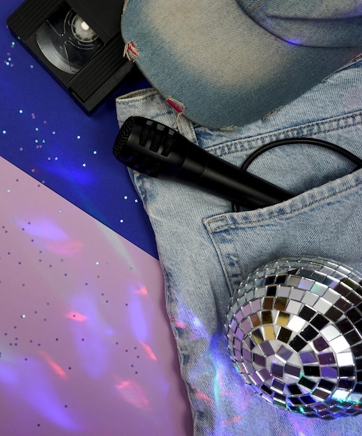 Photo un jean avec une boule disco dans la poche.