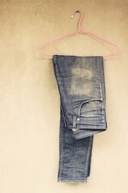 Jeans accrochés au mur