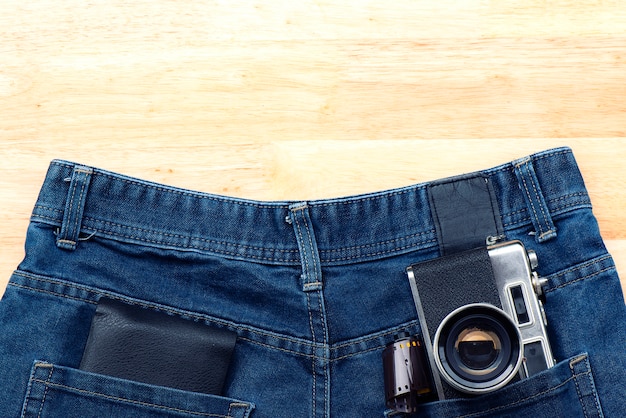 Jeans avec appareil photo et sac à main Mettez-le dans la poche du pantalon