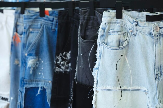 Photo jeans bleus et noirs pour enfants et adolescents sur le marché