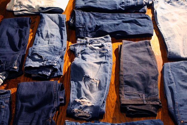 Des jeans bleus variés