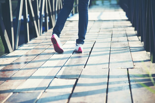 Jeans et chaussures de marche pour femmes avec la lumière du soleil