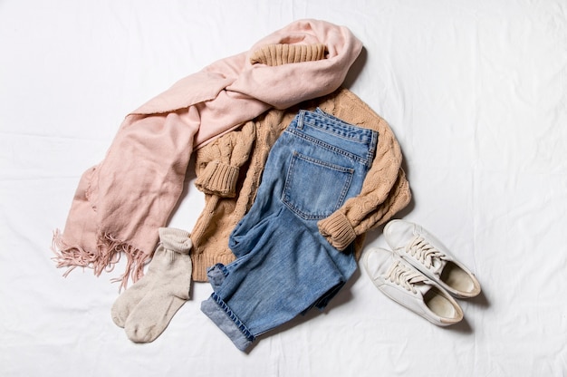 Jeans et chaussures pull tricoté sur fond blanc