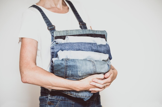 Jeans dans ses mains