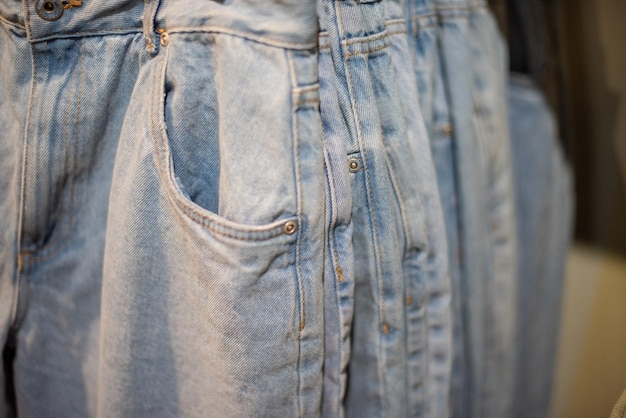 Jeans en denim suspendus sur une étagère dans un magasin de détail