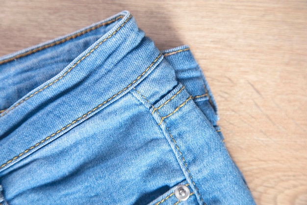 Jeans sur le fond en bois