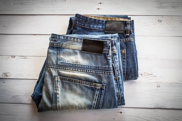 jeans sur fond en bois