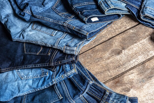 Jeans sur fond en bois