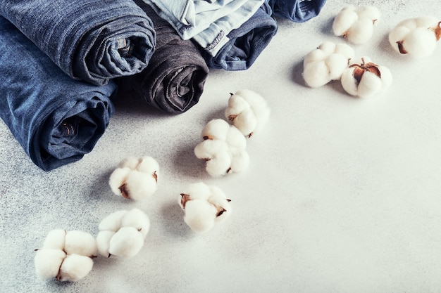 Jeans roulés et fleurs de coton sur fond clair