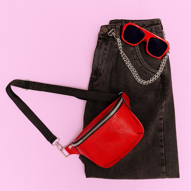 Photo jeans et sac d'accessoires de mode rouge et lunettes de soleil. art de vêtements à plat