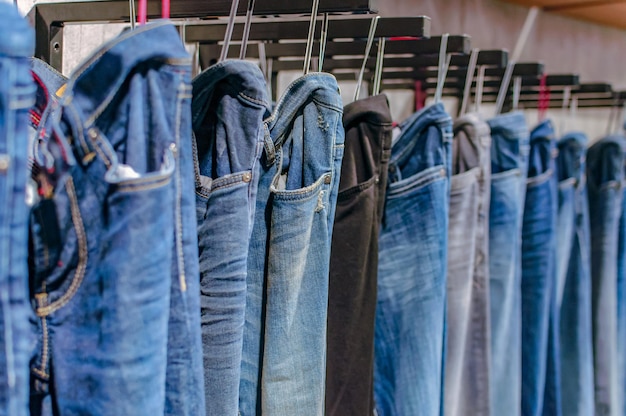 Les jeans sont suspendus à des cintres dans le magasin