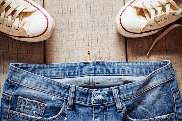 Jeans sur le vieux bois.