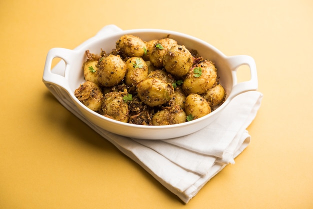 Jeera Aloo - Pommes de terre aromatisées aux graines de cumin et aux épices. recette populaire de plat principal indien. servi dans un bol. mise au point sélective