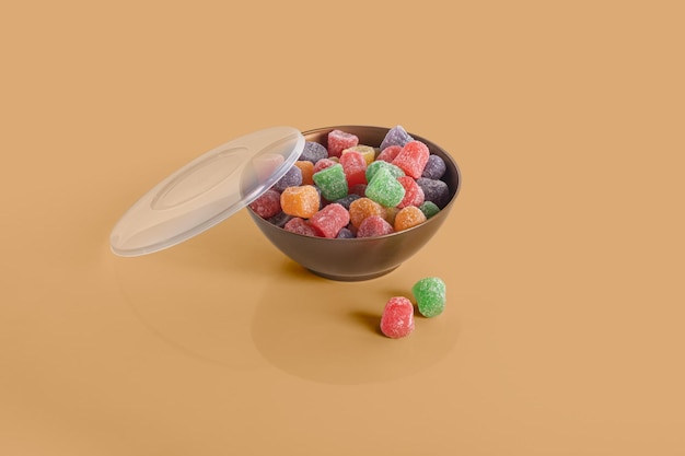 Jelly Bean coloré dans un bol isolé sur fond coloré