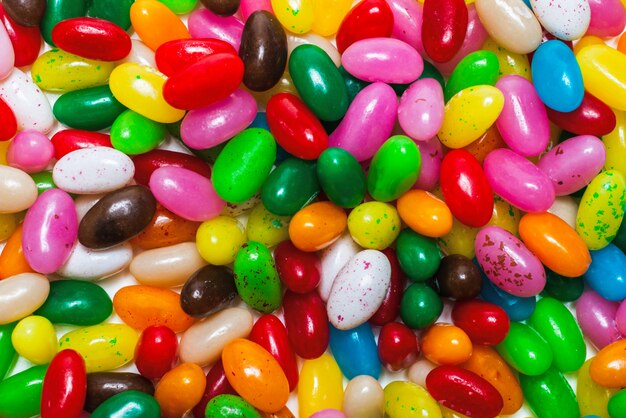 Jelly beans colorés isolés sur blanc.