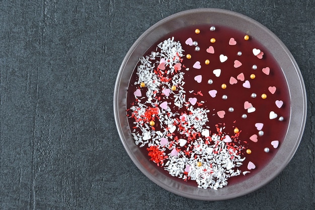 Jelly Bowl pour la Saint Valentin. Belle assiette avec marmelade et décorations de Saint Valentin. Dessert le jour de la Saint-Valentin.