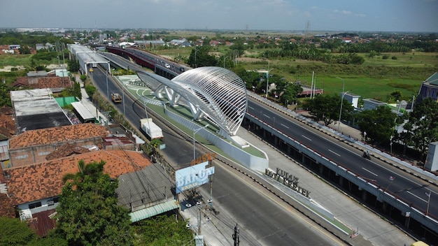 Jembatan Kudus, la porte d'entrée. Monument qui symbolise Kudus comme la ville d'origine des cigarettes