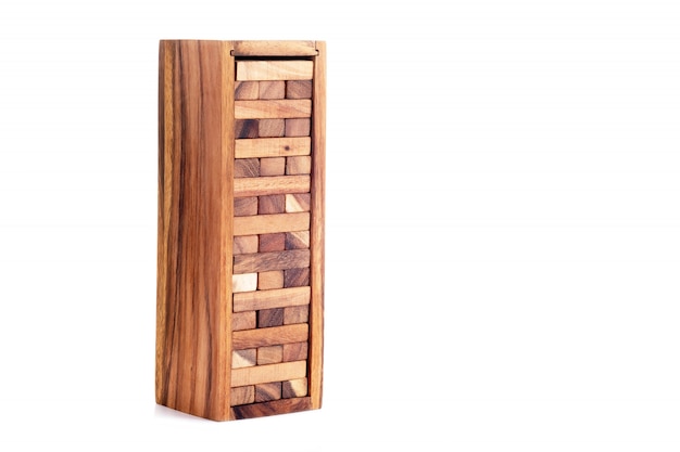 Jenga jeu. Des blocs de bois isolés.