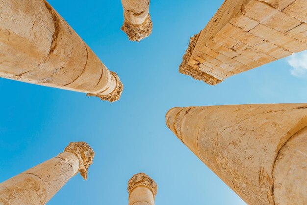 Photo jerash, la gerasa de l'antiquité, est la capitale et la plus grande ville du gouvernorat de jerash, situé dans le nord de la jordanie.