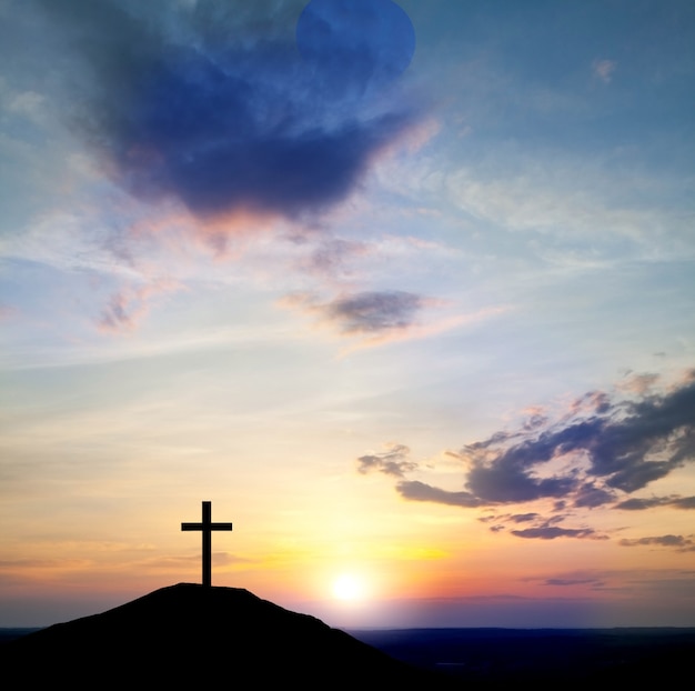 Jésus-Christ porte sa croix. Pâques, belle nature. Ciel