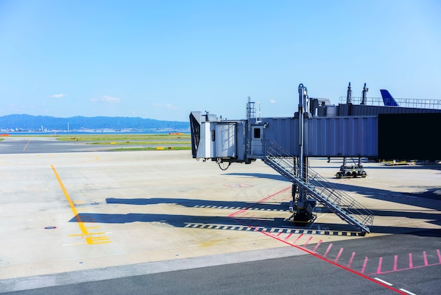 Jet bridge ou pont de passerelle à l'aéroport international