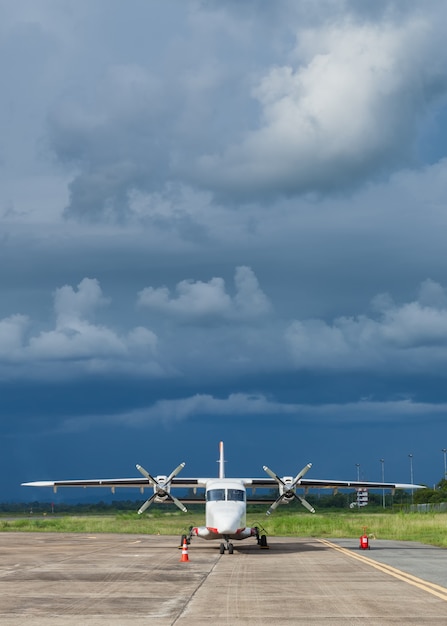 jet privé dans l&#39;aéroport un jour nuageux