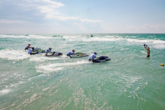 Jet Ski Young Man on Jet Ski Jet Ski Rider professionnel Jet Ski Championship Jetski effectue de nombreux tours sur les vagues