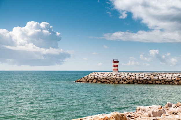 Jetée au bord de la mer