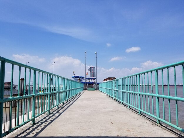 Une jetée avec une balustrade bleue