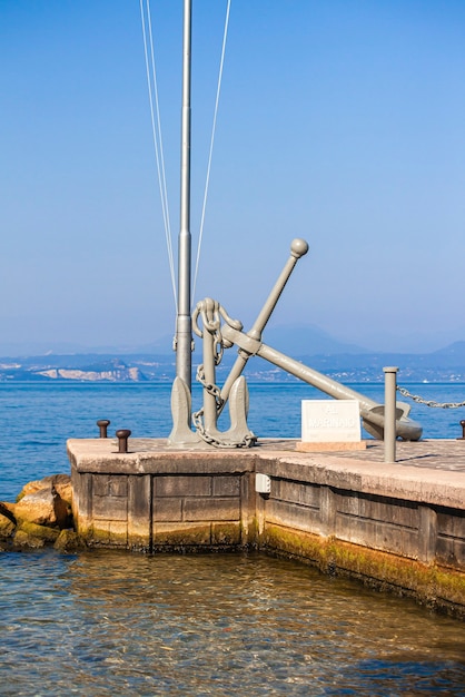 Jetée de Bardolino sur le lac de Grada en Italie pendant l'été