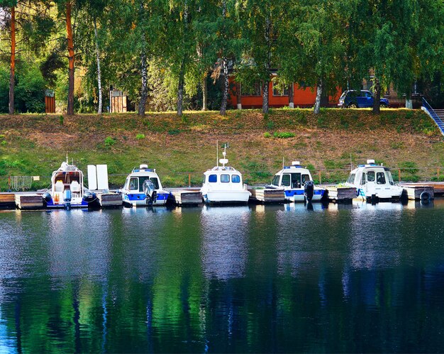 Jetée de bateau colorée à l'arrière-plan du parc d'automne