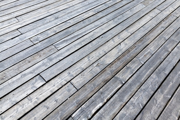 Une jetée en bois au bord du lac