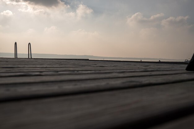 Jetée en bois au bord de la mer contre le ciel