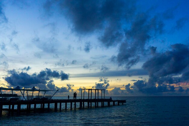 Jetée en bois au coucher du soleil paysage de voyage tropical exotique