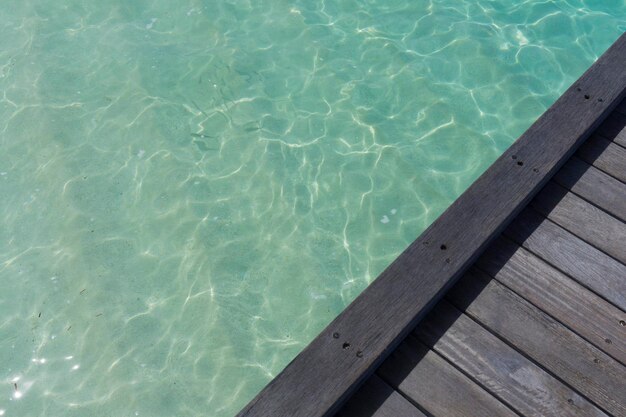 Jetée en bois au-dessus de la mer bleu clair