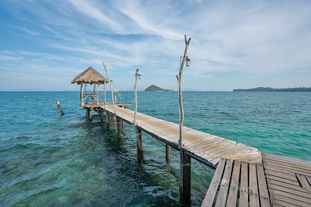 Jetée en bois avec cabane à Phuket, Thaïlande.