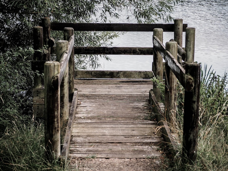 Photo une jetée en bois contre l'eau calme