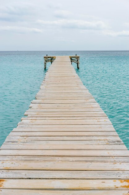 Jetée en bois à côté de la mer Méditerranée sur l'île d'Ibiza en Espagne, scène de vacances et d'été