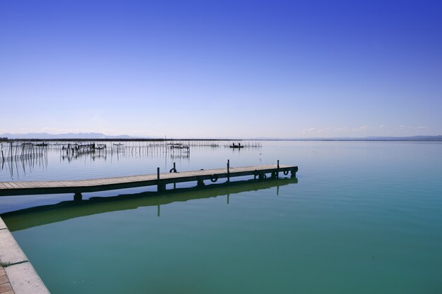 Jetée en bois du lac d&#39;Albufera Valence Espagne zones humides en méditerranée