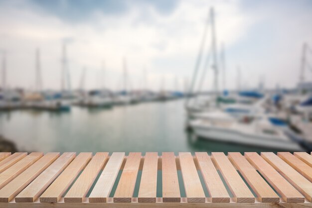 Jetée en bois avec fond de yacht