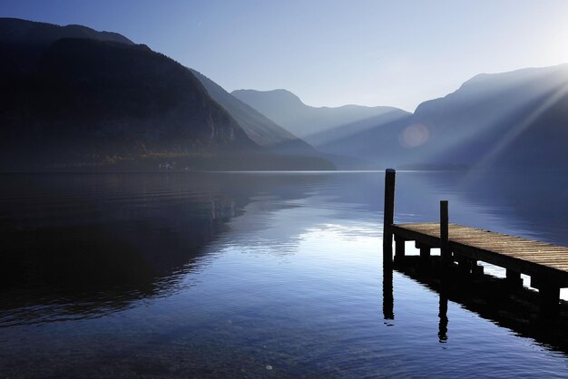 Photo une jetée en bois sur le lac contre le ciel