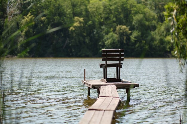 Jetée en bois sur le lac dans le village.