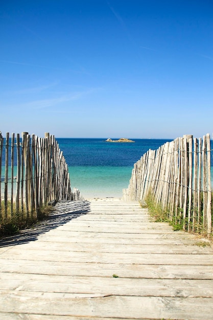 Photo une jetée en bois sur la mer contre le ciel bleu