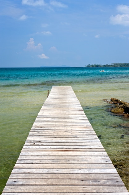 Photo jetée en bois en mer tropicale