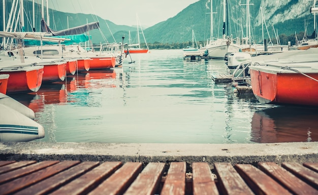 Jetée en bois pour amarrer les bateaux sur le lac de montagne