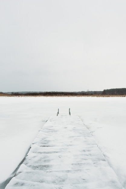 Jetée en bois sur la rivière en hiver