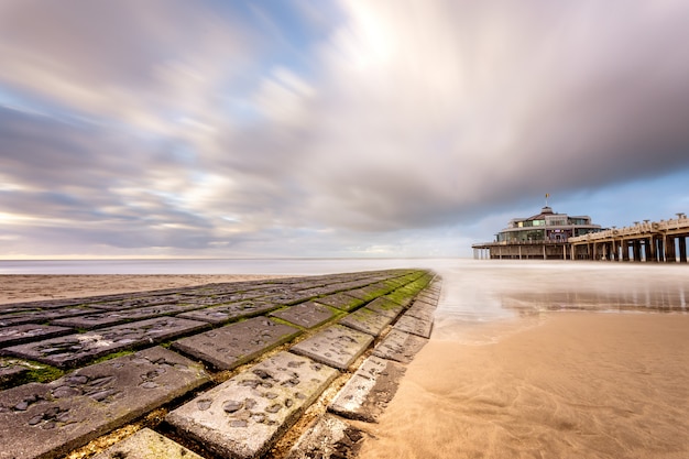 La jetée du palais à Blankberg (Belgique) sur la fascinante mer du Nord